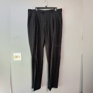 Roundtree & Yorke Men's Charcoal Pleated Dress Pants